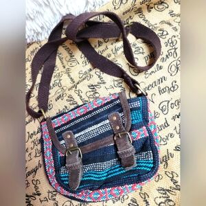 🛒🛍️💥Gently used American eagle outfitters cross body Aztec design leather